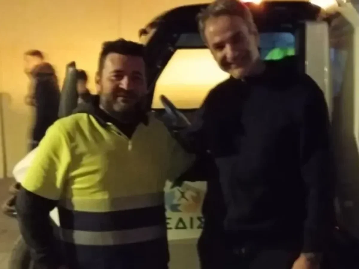 Χανιά: Βόλτα του Κυριάκου Μητσοτάκη στο Ενετικό Λιμάνι – Τα εύσημα στους εργαζόμενους της καθαριότητας