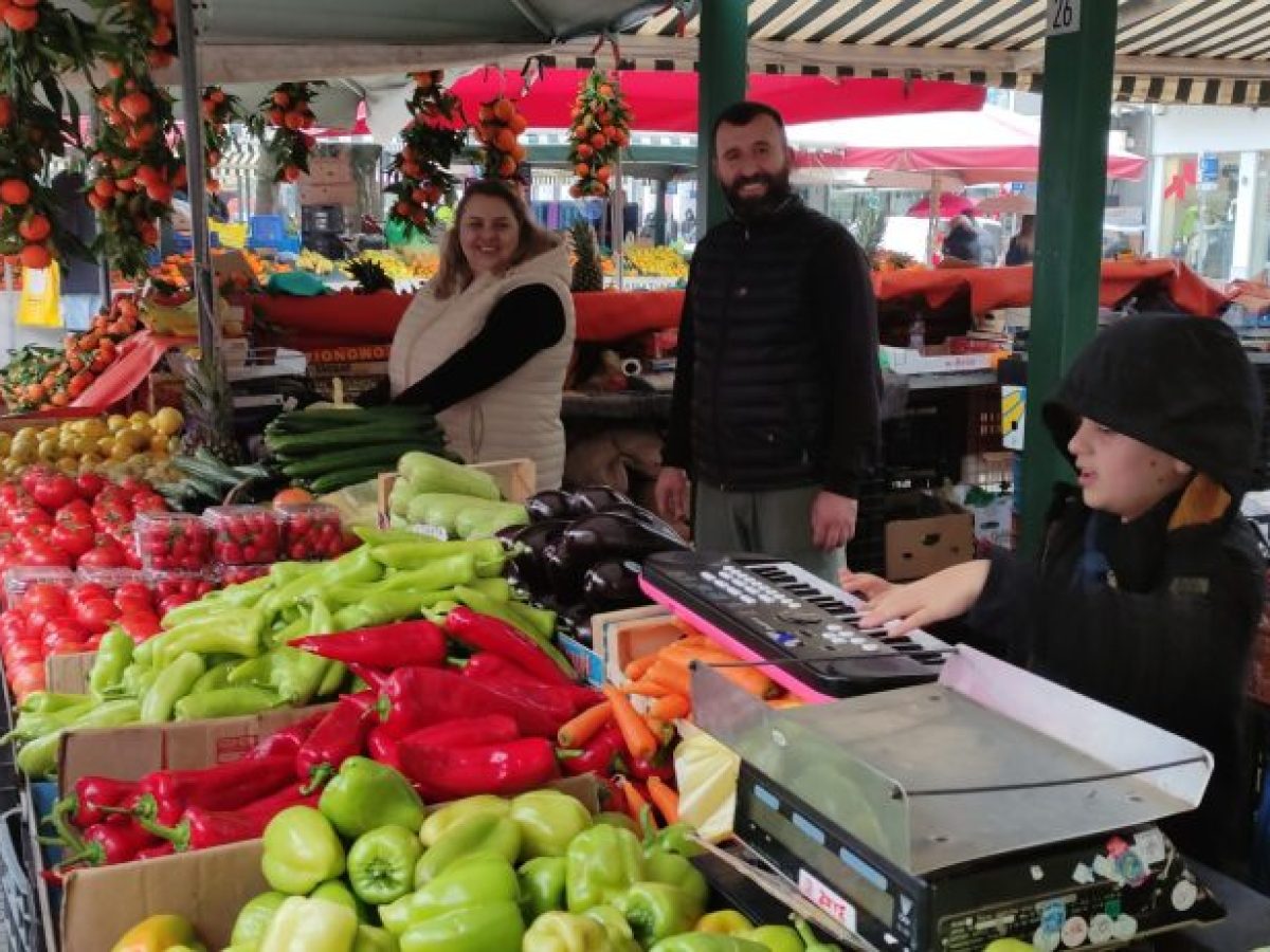 Χαρούμενες νότες στη λαϊκή αγορά