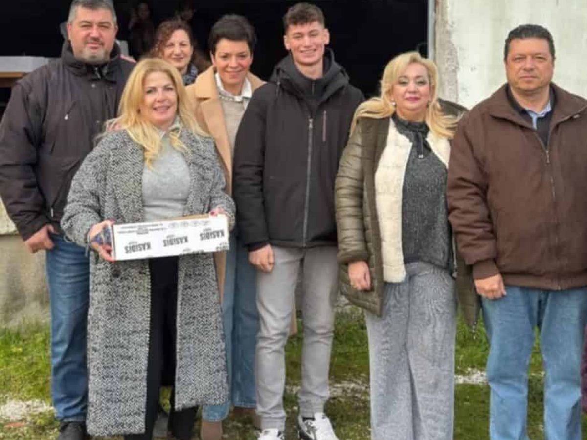 Χοιρινά σουβλάκια παρέλαβαν πολύτεκνες οικογένειες