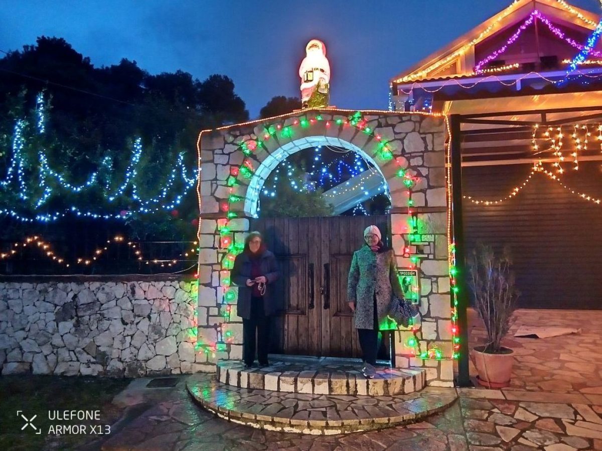 Χολιγουντιανός Χριστουγεννιάτικος στολισμός στην Πλαγιά Ερίσσου