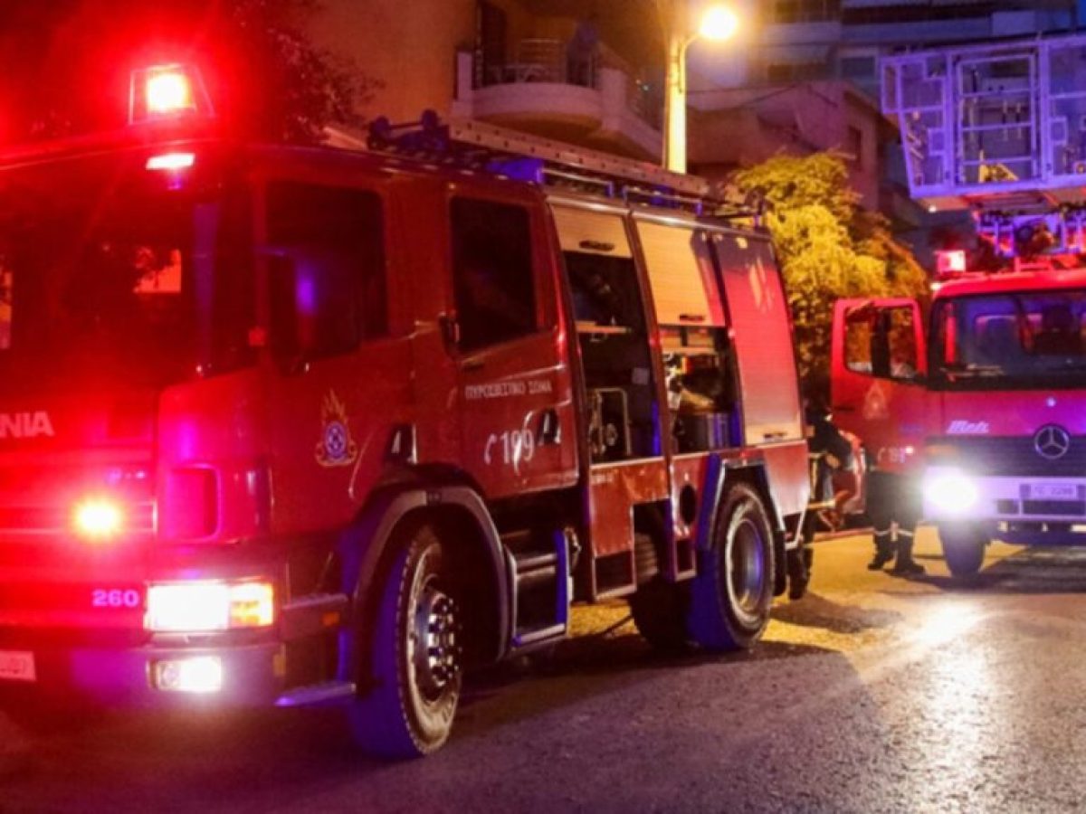 Χωρίς τις αισθήσεις τους δύο άτομα που εγκλωβίστηκαν σε φωτιά σε διαμέρισμα στην Καλλιθέα