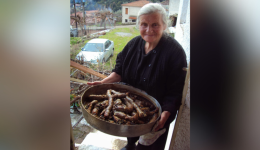 christougenna-me-roumeliotikes-maties-&ndash;