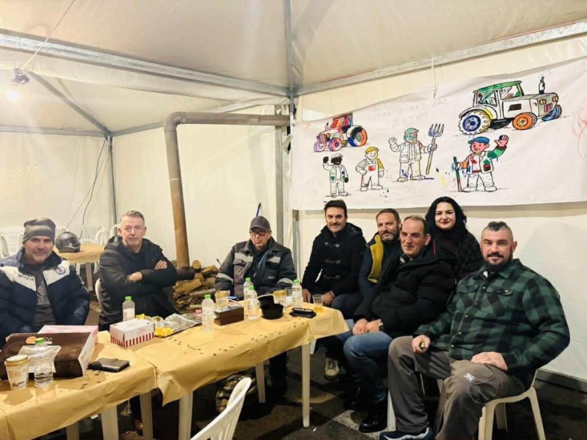 Χριστούγεννα στα μπλόκα – Ο αγώνας τους είναι και δικός μας αγώνας