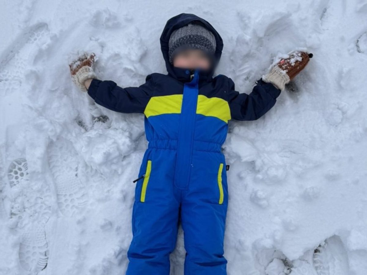 Χριστούγεννα στο βουνό: Το αδιαχώρητο στις χιονοδρομικές πίστες – Πέτρινα σπίτια και καλντερίμια μαγεύουν τους επισκέπτες