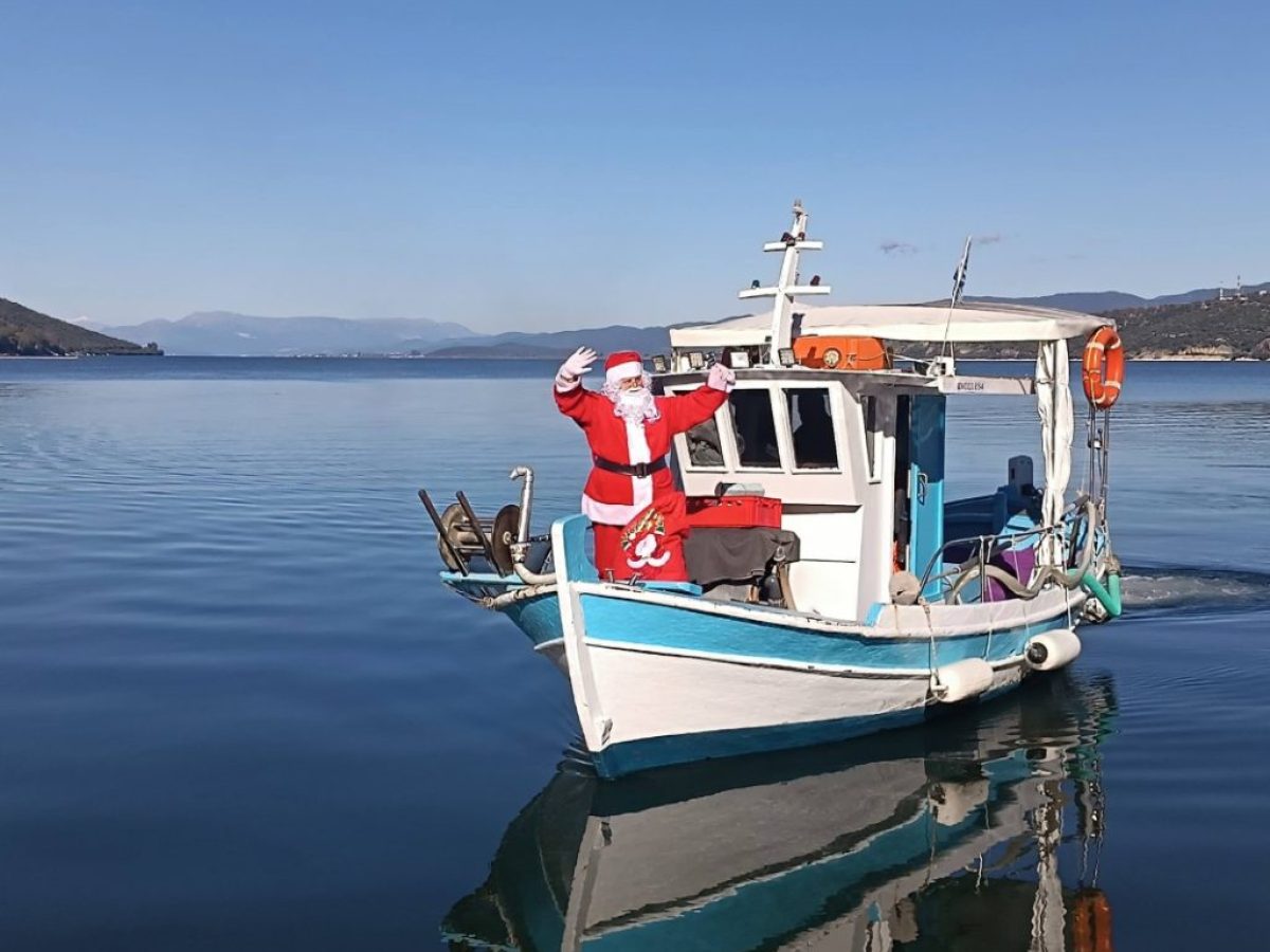 Χριστουγεννιάτικα χαμόγελα στην Αμφιλοχία: Ο Άι Βασίλης ήρθε με… βάρκα!