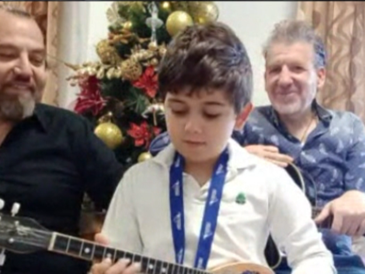 Χριστουγεννιάτικα κάλαντα με μπουζούκι από τον μικρό Γιώργο και τους Adam Aman