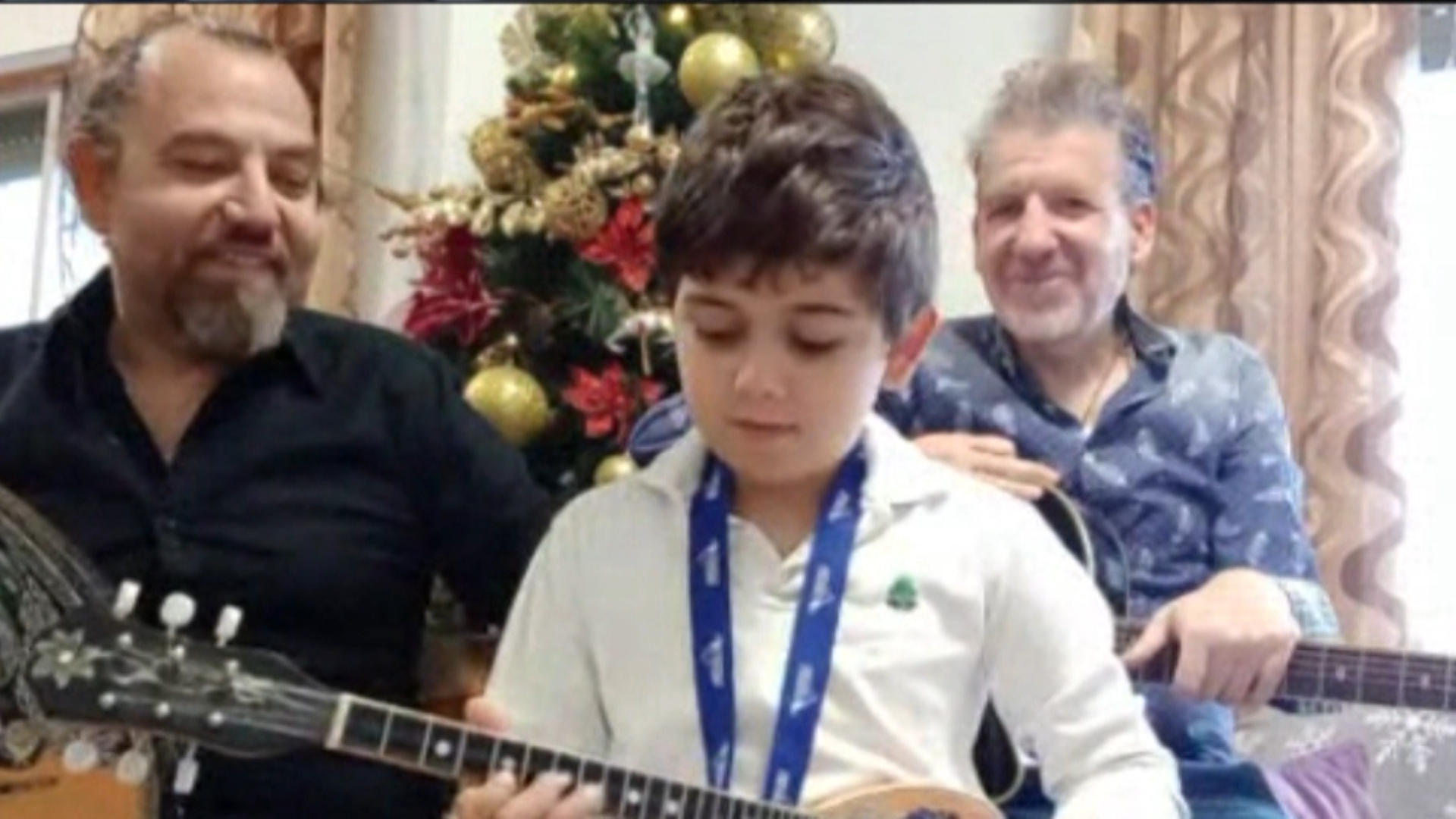 christougenniatika-kalanta-me-bouzouki-apo