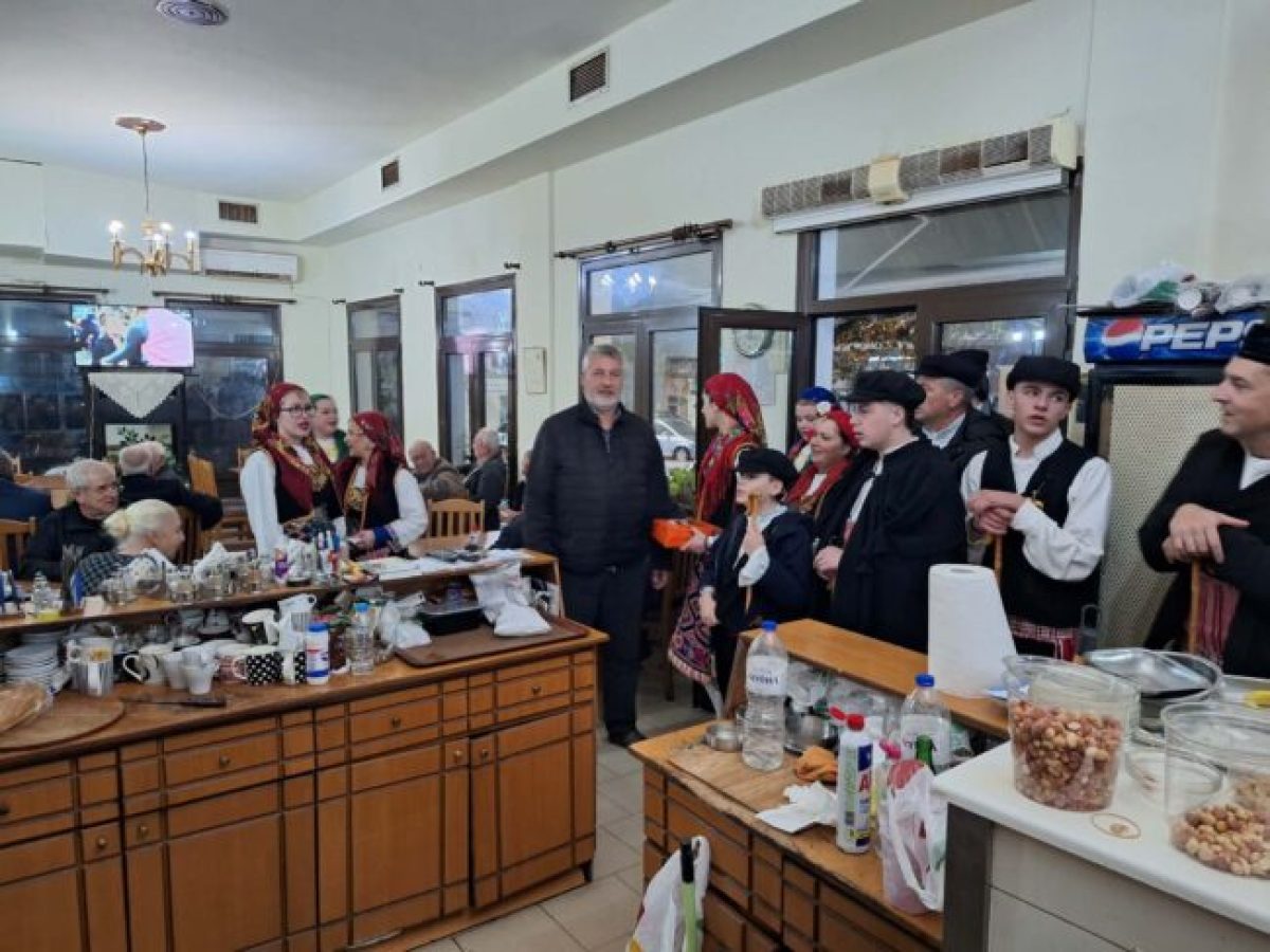 Χριστουγεννιάτικα Κάλαντα στην Ξυλαγανή από τον Πολιτιστικό Όμιλο του χωριού (φωτος)