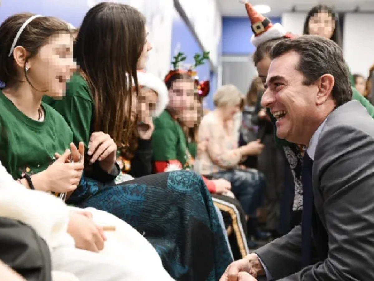 Χριστουγεννιάτικες ευχές από τα παιδιά του Χριστοδούλειου Ιδρύματος στον Κ. Σκρέκα