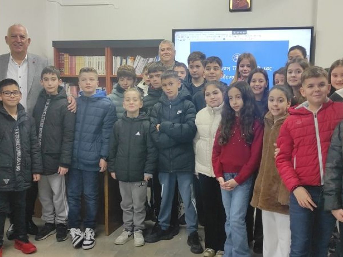 Χριστουγεννιάτικες Μελωδίες και Μηνύματα Ελπίδας από τους μαθητές των Τρικάλων στη Διεύθυνση Πρωτοβάθμιας Εκπαίδευσης