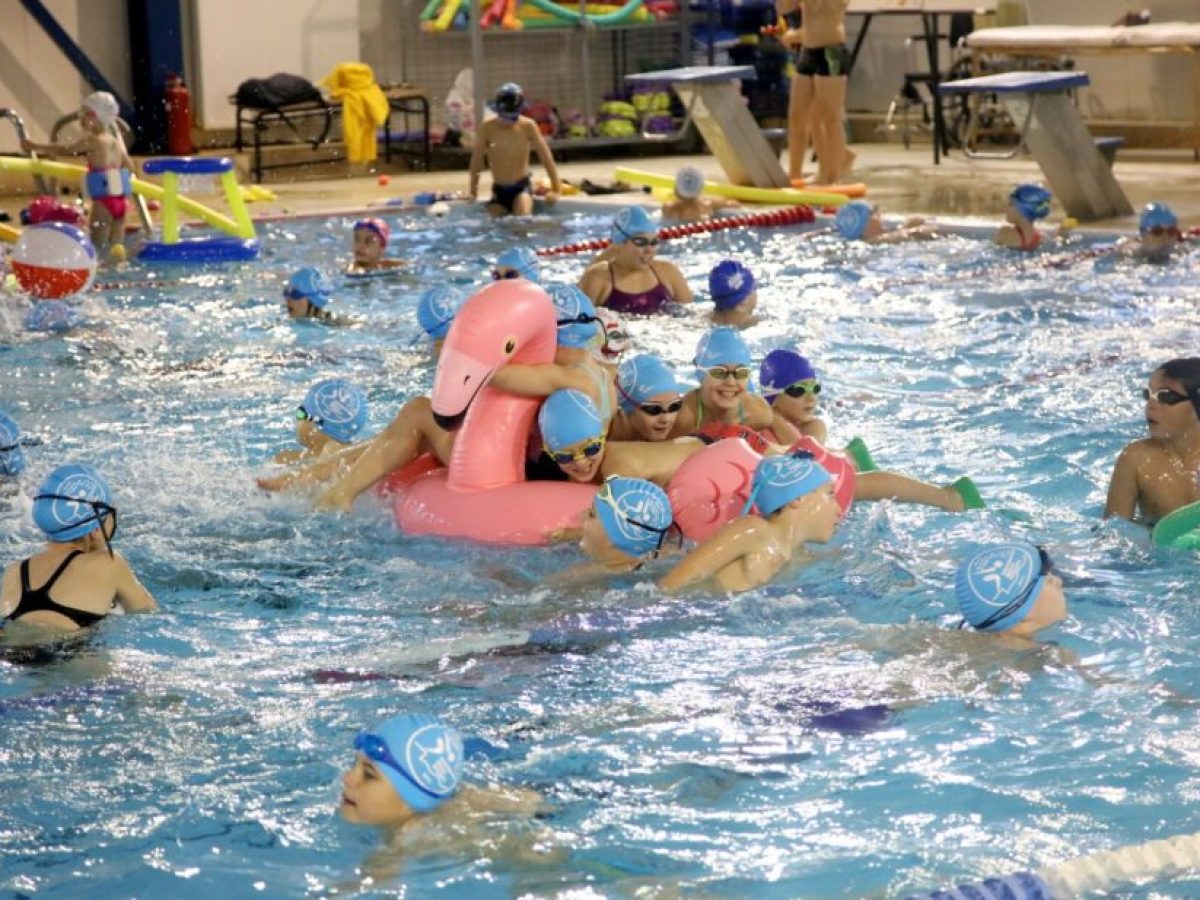 Χριστουγεννιάτικη γιορτή με εκατοντάδες παιδιά στο Λιάπειο Κολυμβητήριο Κοίλων