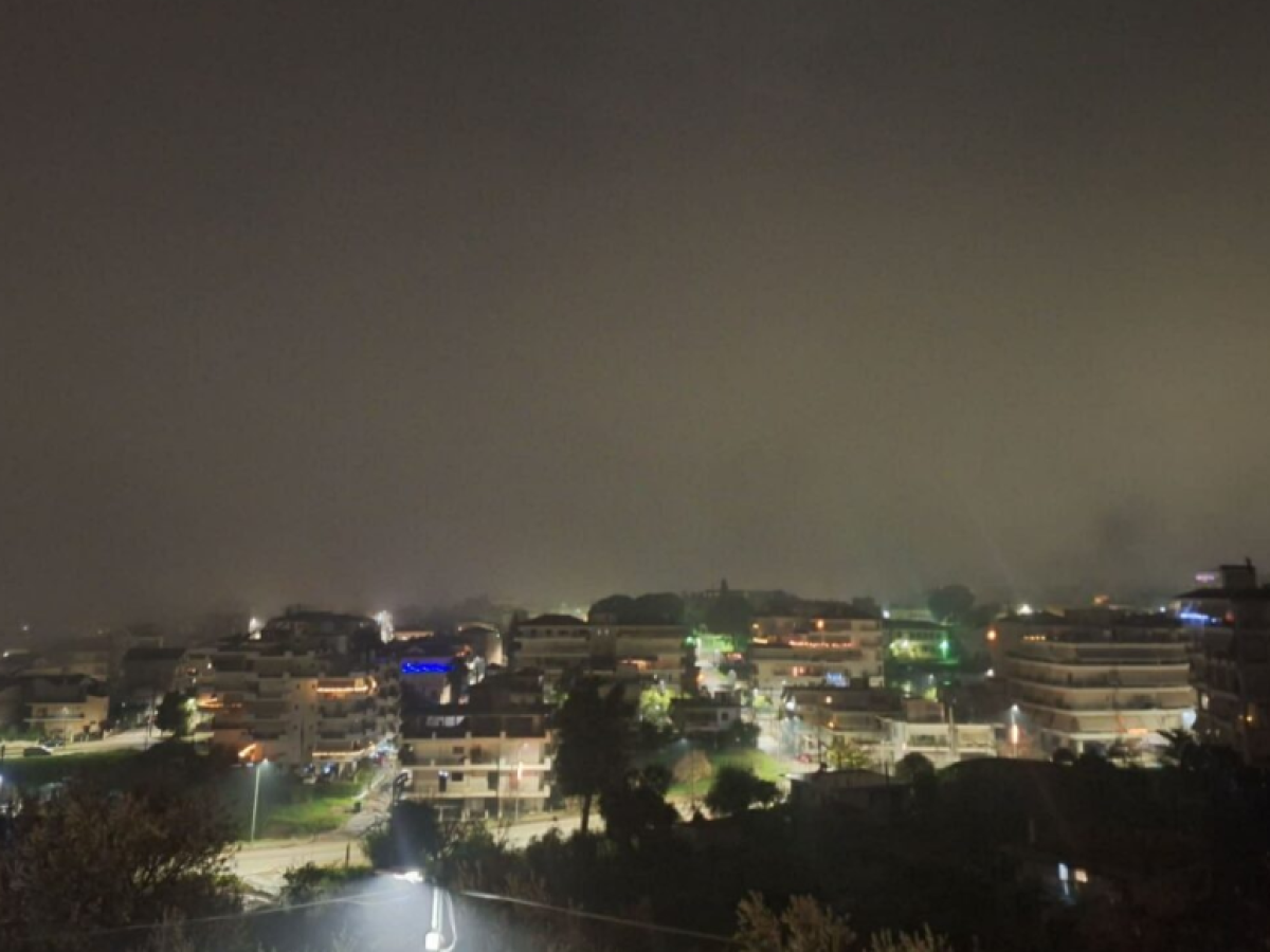 Χριστουγεννιάτικη ομίχλη σκέπασε το Αγρίνιο – Ξημερώνει η τελευταία μέρα του χρόνου