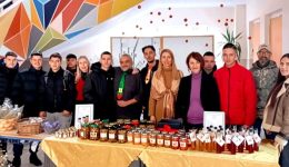christougenniatiko-Bazaar-sto-ep&Alpha;l-tirnavou