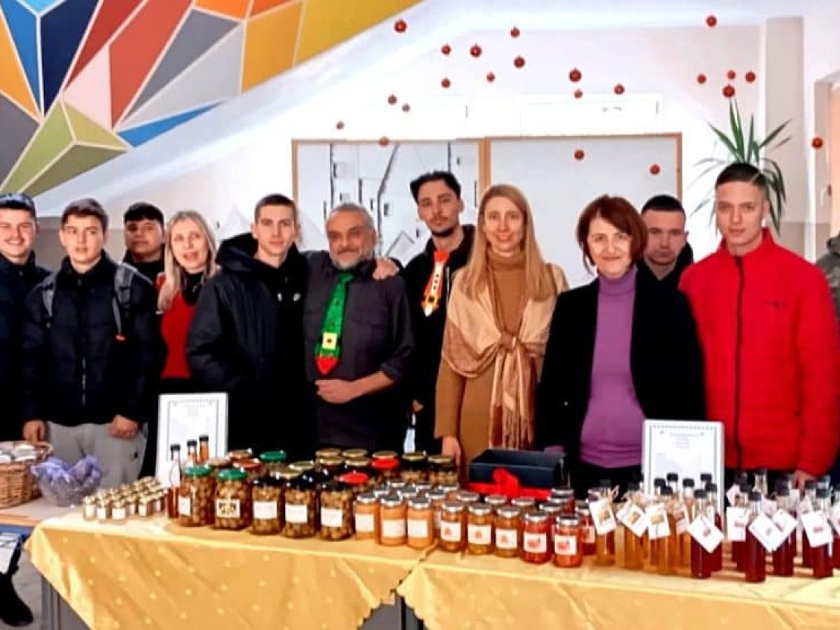 Χριστουγεννιάτικο Bazaar στο ΕΠΑΛ Τυρνάβου για το 2025 (ΦΩΤΟ)