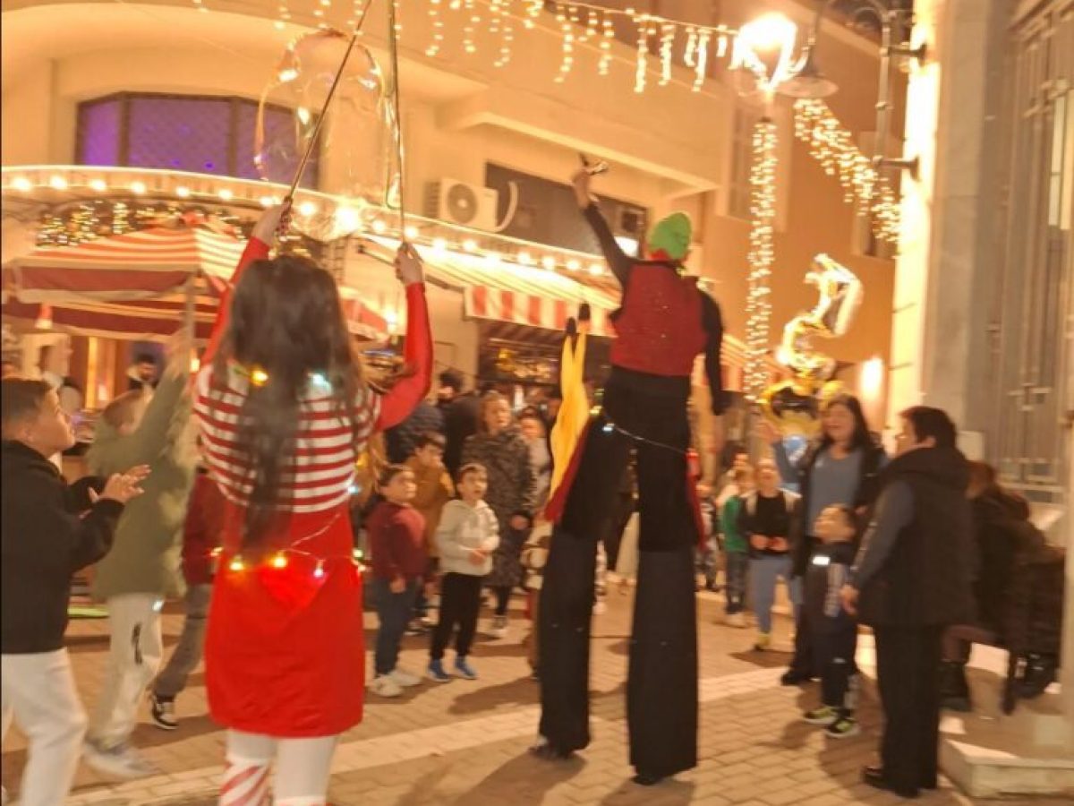 “Χριστουγεννιάτικο τσίρκο δρόμου”: “Μοίρασαν” χαμόγελα και χαρά οι ξυλοπόδαροι στο ιστορικό κέντρο Καλαμάτας