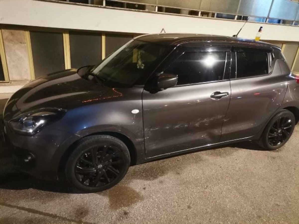 Χτύπησαν παρκαρισμένο αυτοκίνητο στα Τρίκαλα και έφυγαν