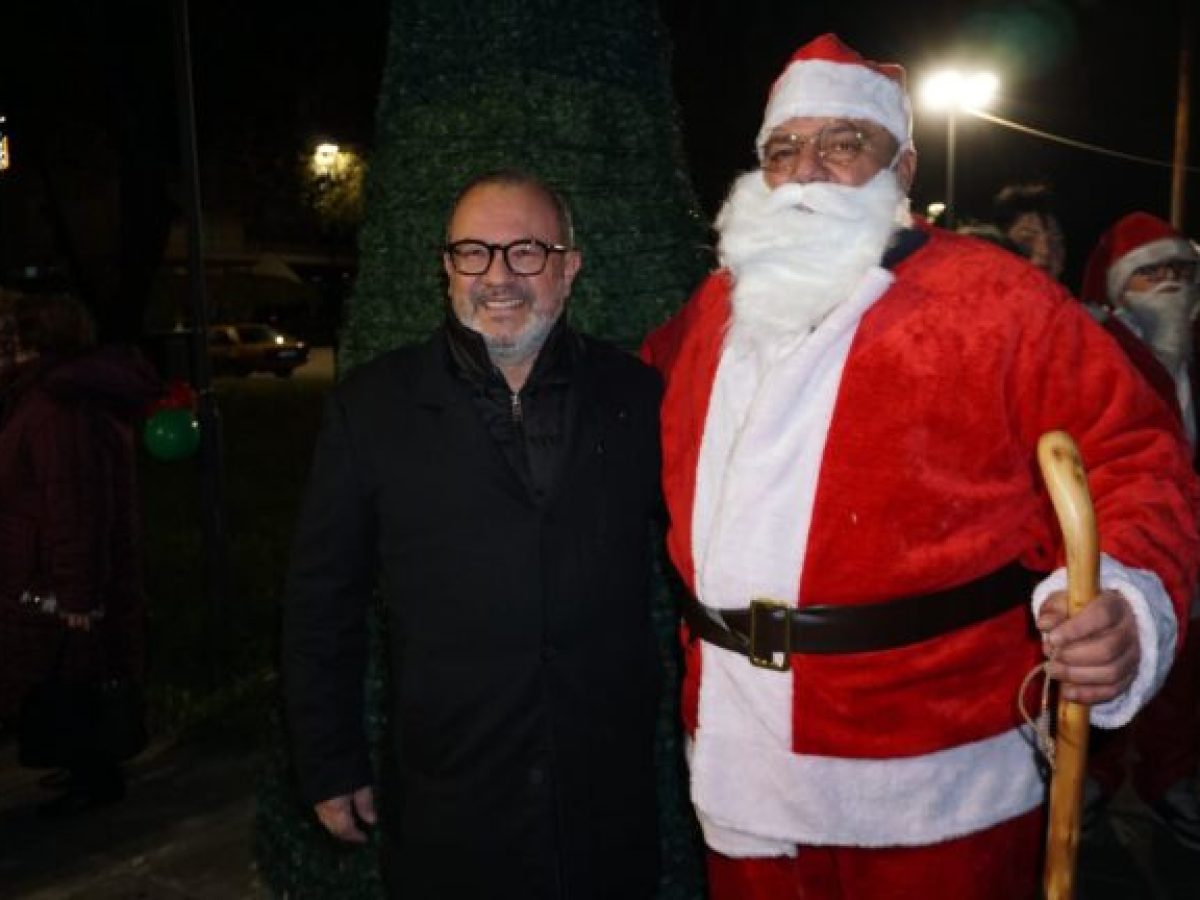 Δήμος Κομοτηνής: Φωταγήθηκε το Χριστουγεννιάτικο Δέντρο του Νέου Σιδηροχωρίου (φωτος)