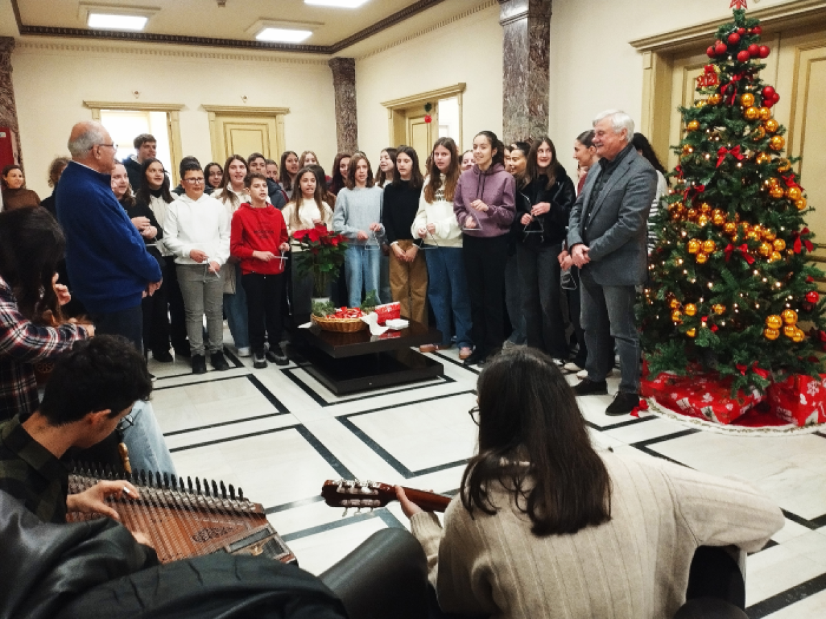 2ο Γυμνάσιο-Λύκειο Πύργου: Οι μαθητές έψαλαν τα κάλαντα στον Μητροπολίτη Ηλείας, στον Δήμαρχο Πύργου & στον Διευθυντή Δ.Ε. Ηλείας