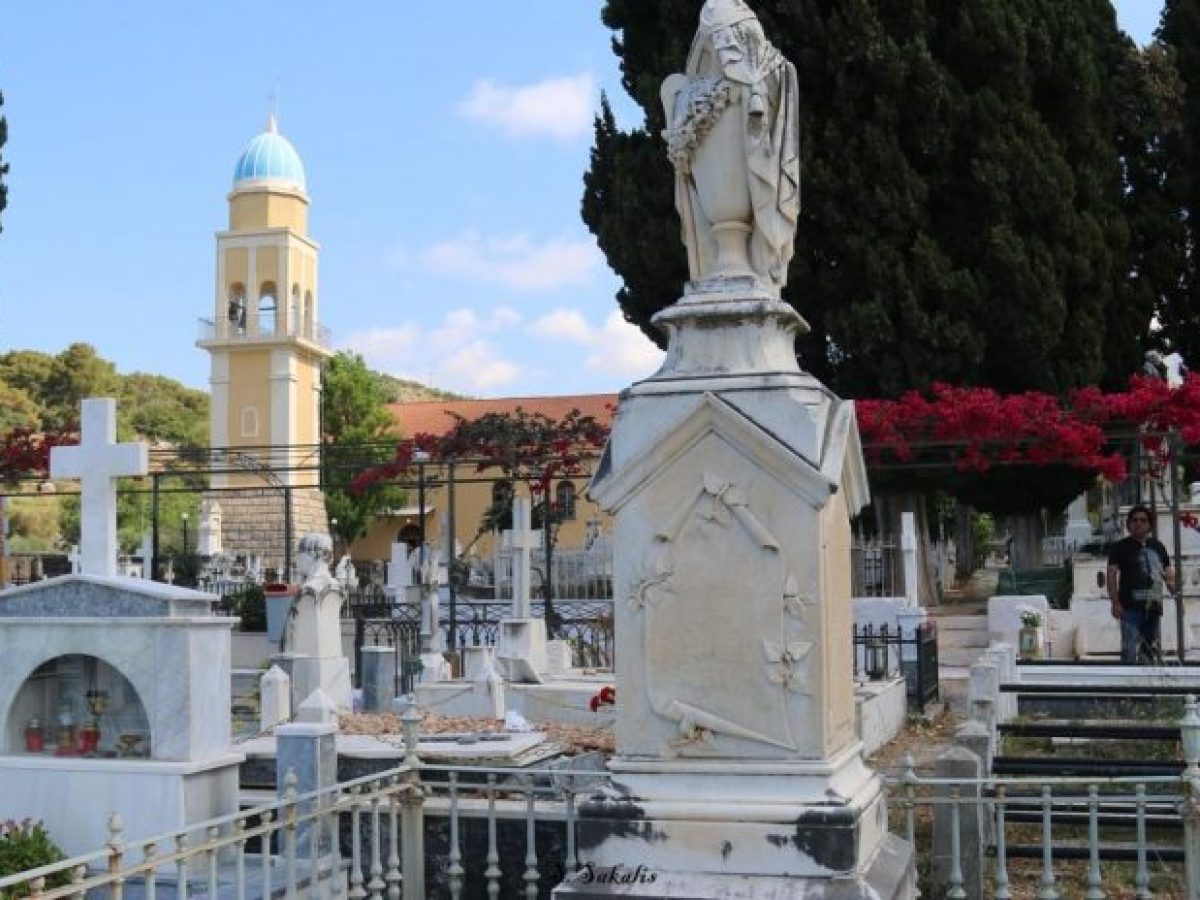 Κλοπές & λεηλασίες στο Nεκροταφείο Αργοστολίου: Ντροπή & αίσχος να καταστρέφουν και να κλέβουν τους τάφους όλων αυτών που λείπουν από κοντά μας (εικόνες)