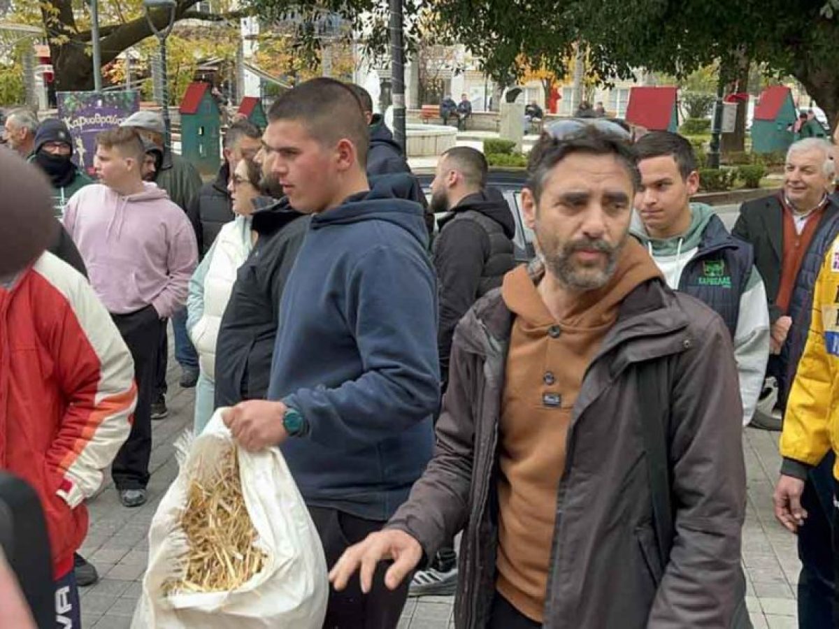 Αγρίνιο: Αγρότες έριξαν σανό και κοπριά στα γραφεία των βουλευτών της ΝΔ (φωτο & video)