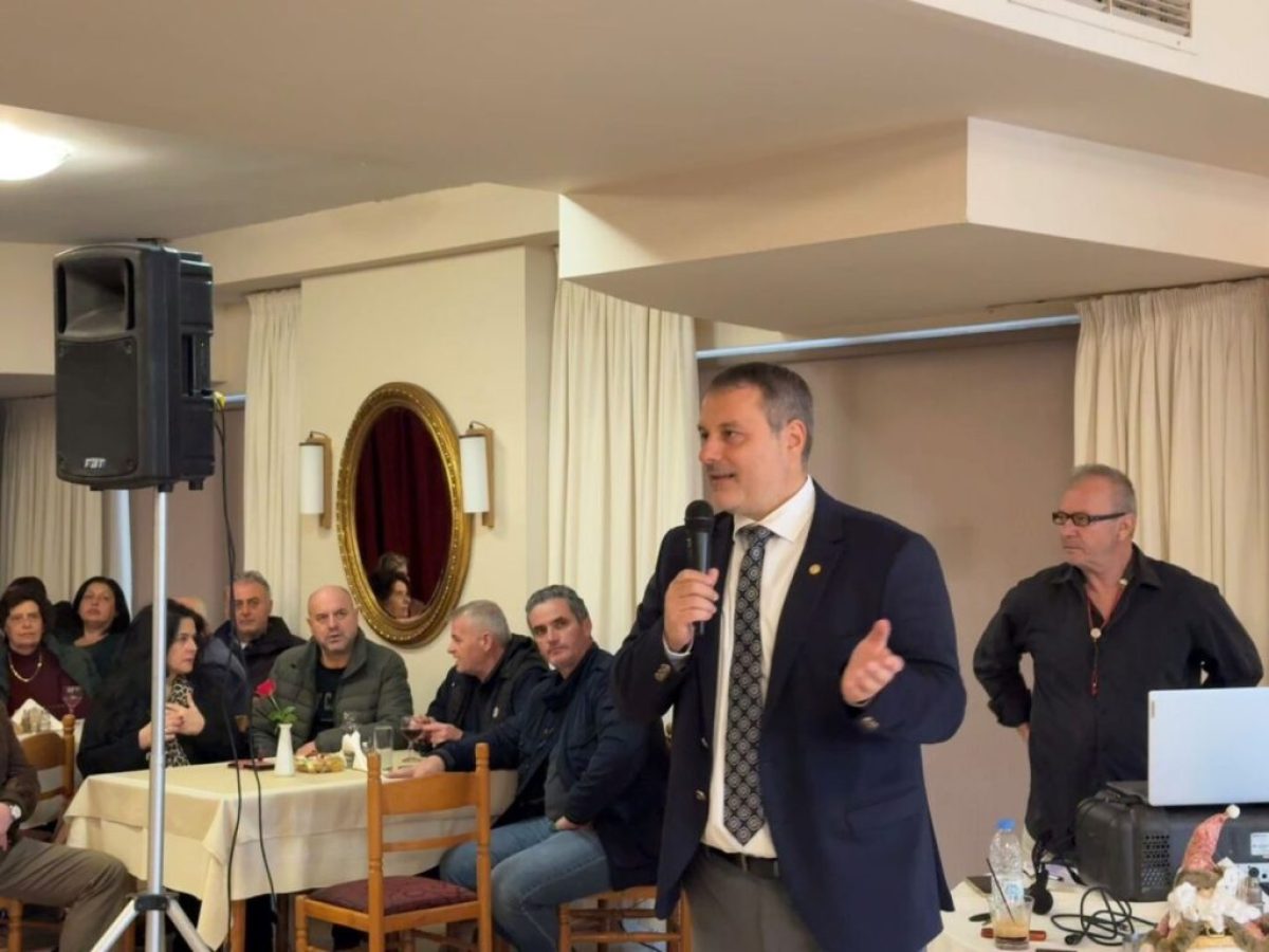 Ευχές και κεράσματα από τον Σπύρο Διαμαντόπουλο στο προσωπικό του Δημαρχείου Μεσολογγίου