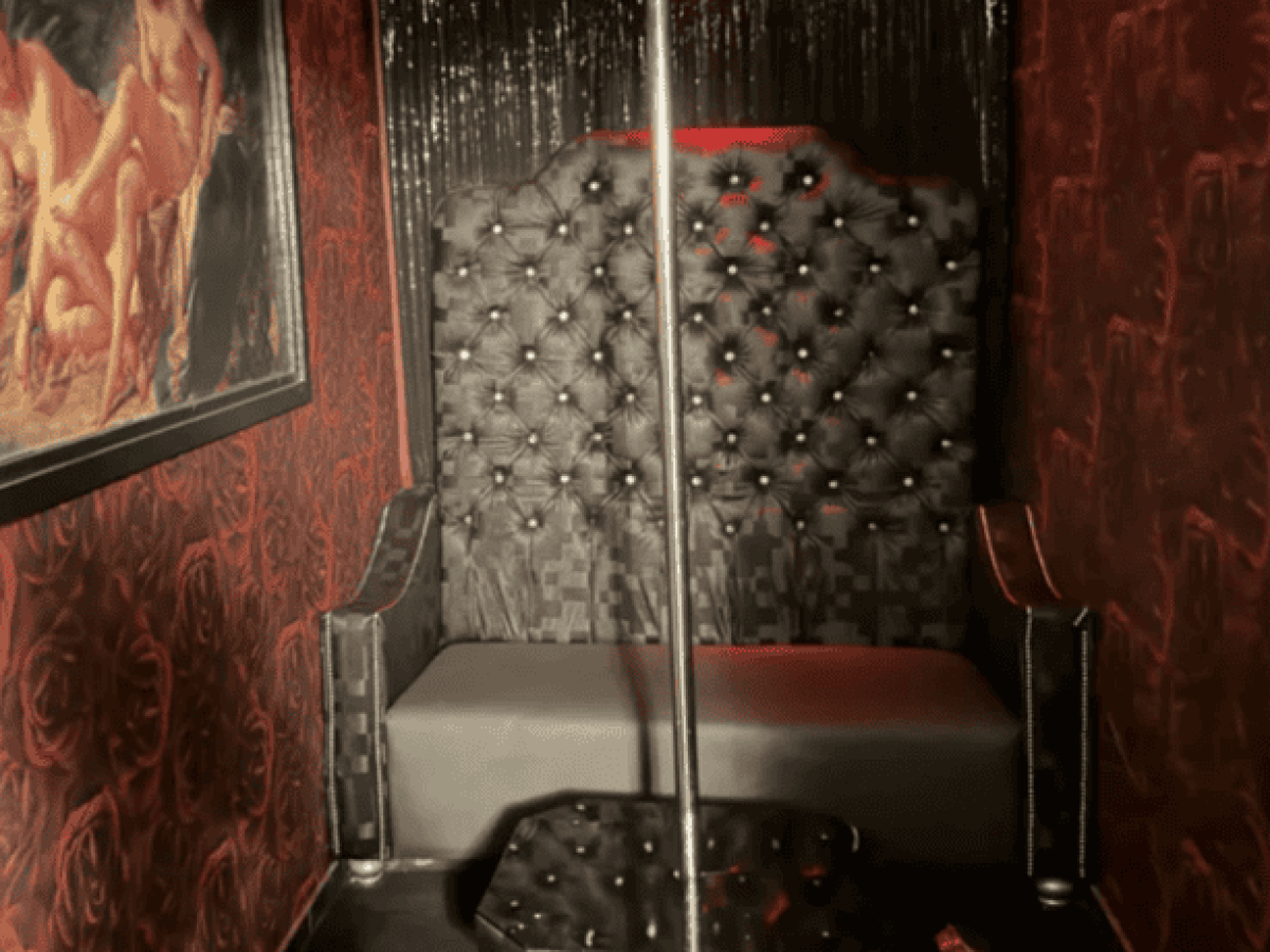 Έφοδος του «ελληνικού FBI» σε δύο καταστήματα stripshow Καλλιθέα