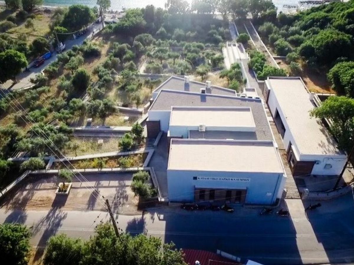 &laquo;&Epsilon;&lambda;&epsilon;ύ&theta;&epsilon;&rho;&omicron; &Tau;&epsilon;&chi;&nu;&eta;&tau;ό &Upsilon;&pi;&omicron;&beta;&rho;ύ&chi;&iota;&omicron; &Alpha;&xi;&iota;&omicron;&theta;έ&alpha;&tau;&omicron; &Alpha;&rho;&gamma;&iota;&nu;ώ&nu;&tau;&alpha; &Kappa;&alpha;&lambda;ύ&mu;&nu;&omicron;&upsilon;&raquo;, &mu;&epsilon; &delta;&iota;&kappa;&alpha;&iota;&omicron;ύ&chi;&omicron; &tau;&omicron;&nu; &Delta;ή&mu;&omicron; &Kappa;&alpha;&lambda;&upsilon;&mu;&nu;ί&omega;&nu;