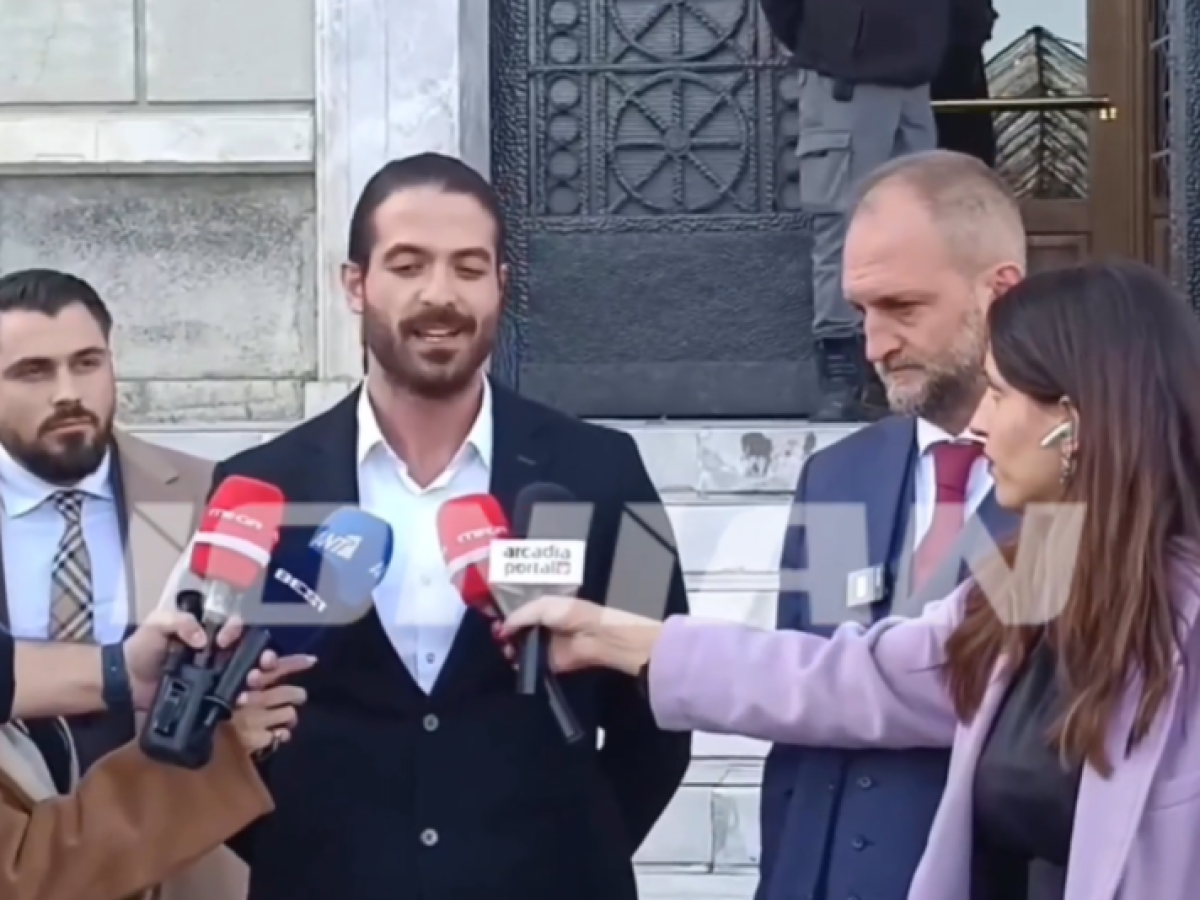 Ελεύθερος αφέθηκε ο Άρης Μουγκόπετρος- Τι δήλωσε έξω από δικαστήρια της Τρίπολης (video)