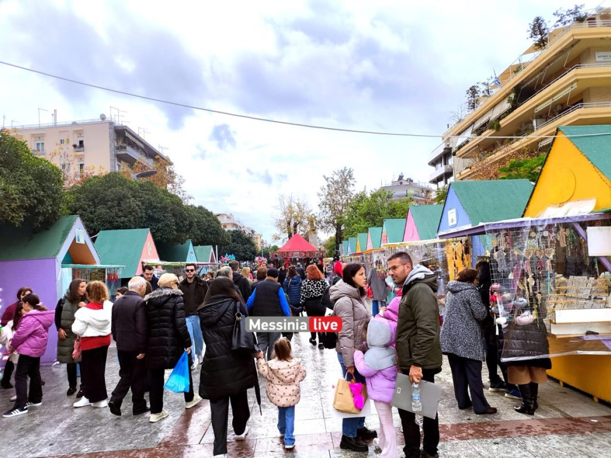 Εορταστικό κλίμα παραμονή Χριστουγέννων στην Καλαμάτα: Πλήθος κόσμου στο κέντρο-Ανοιχτά τα καταστήματα μέχρι το απόγευμα