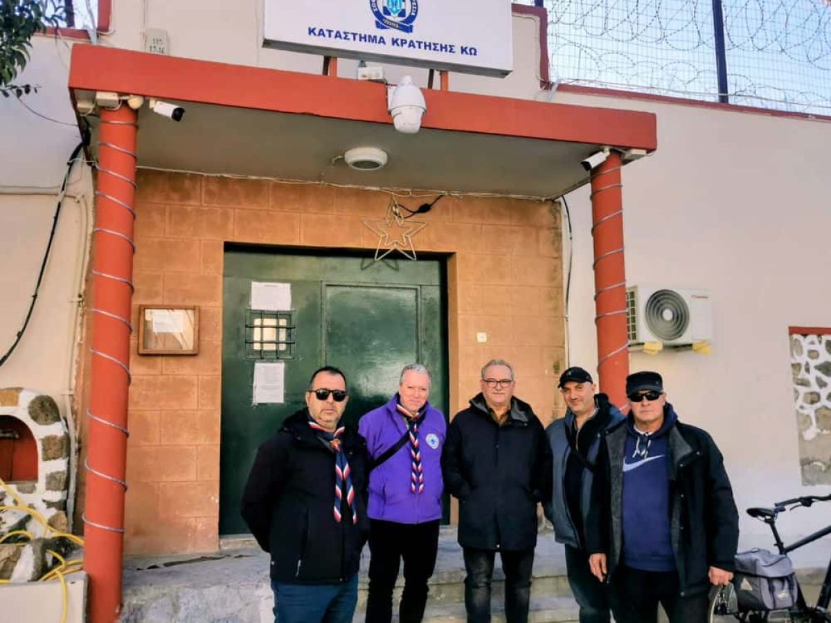 Επαρχείο Καλύμνου και παλαιοί Πρόσκοποι προσέφεραν είδη πρώτης ανάγκης και ρουχισμό στους κρατούμενους των φυλακών Κω