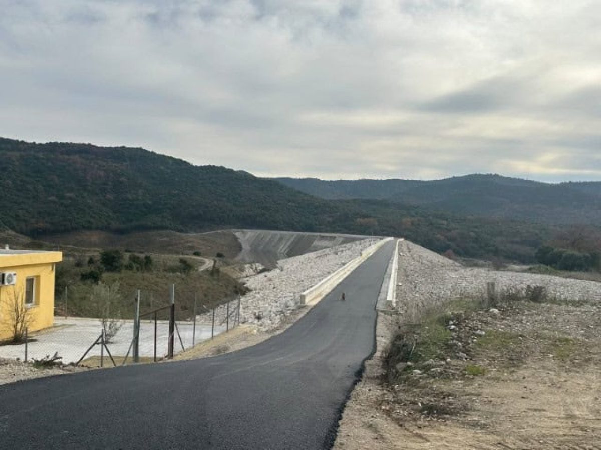 Έπεσε άσφαλτος στη στέψη του Φράγματος Ληθαίου. Εντυπωσιακές εικόνες
