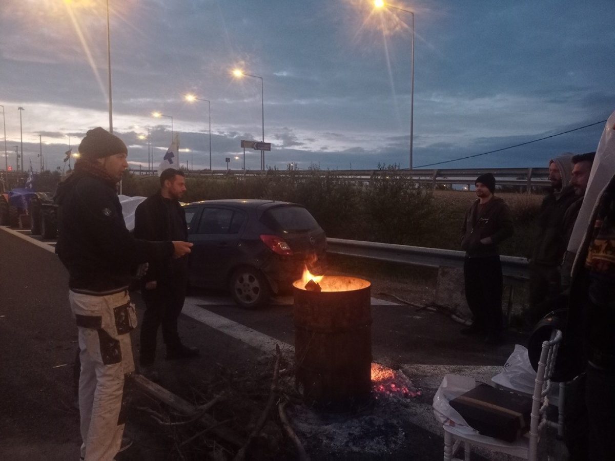 Επίσκεψη αντιπροσωπείας του Συνδικάτου Οικοδόμων στο μπλόκο των αγροτών στη Θουρία