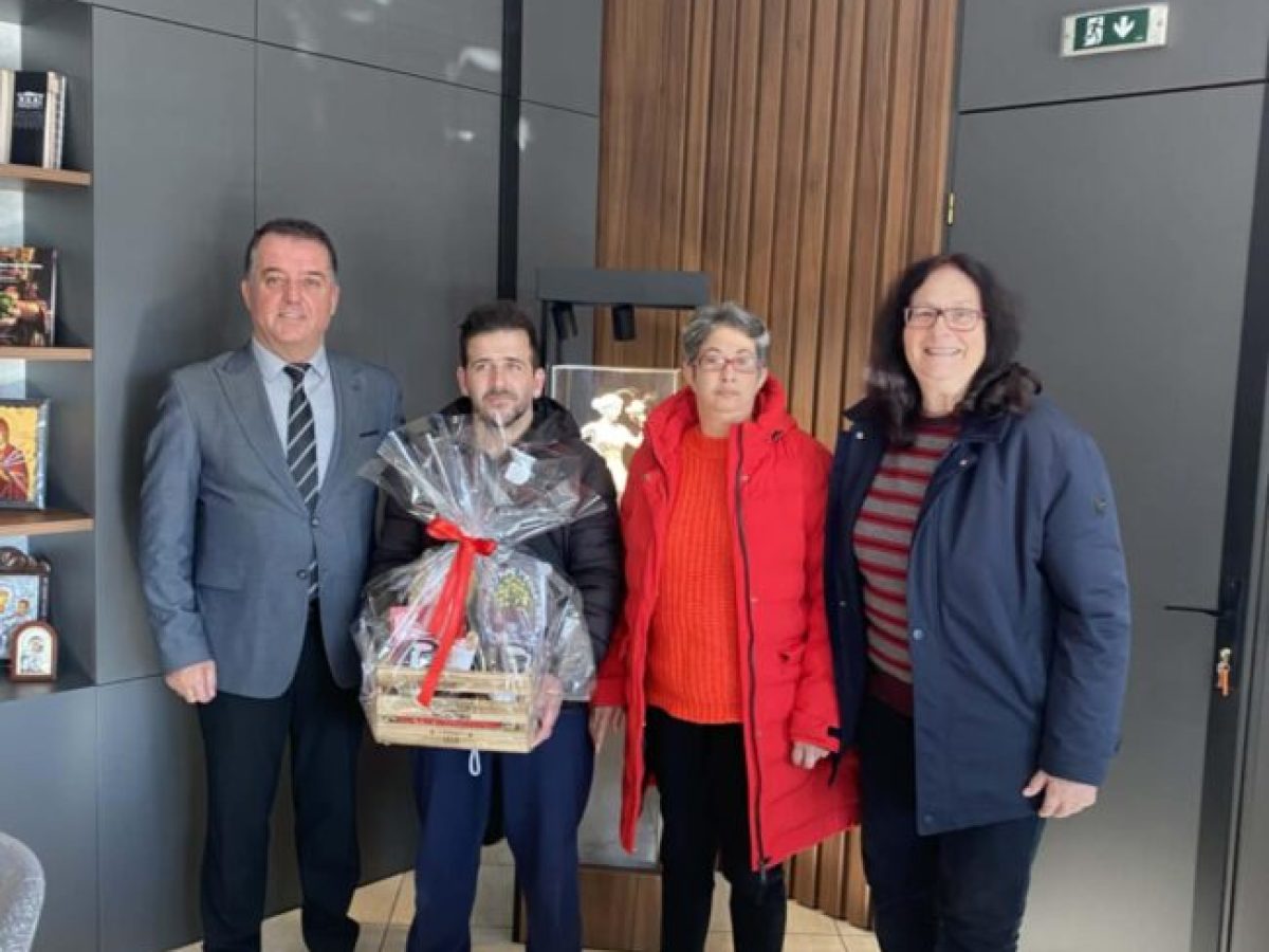 Επίσκεψη ωφελούμενων του Συλλόγου “αξίΖΩ” σε Μητρόπολη, Περιφέρεια και Δήμο Κομοτηνής