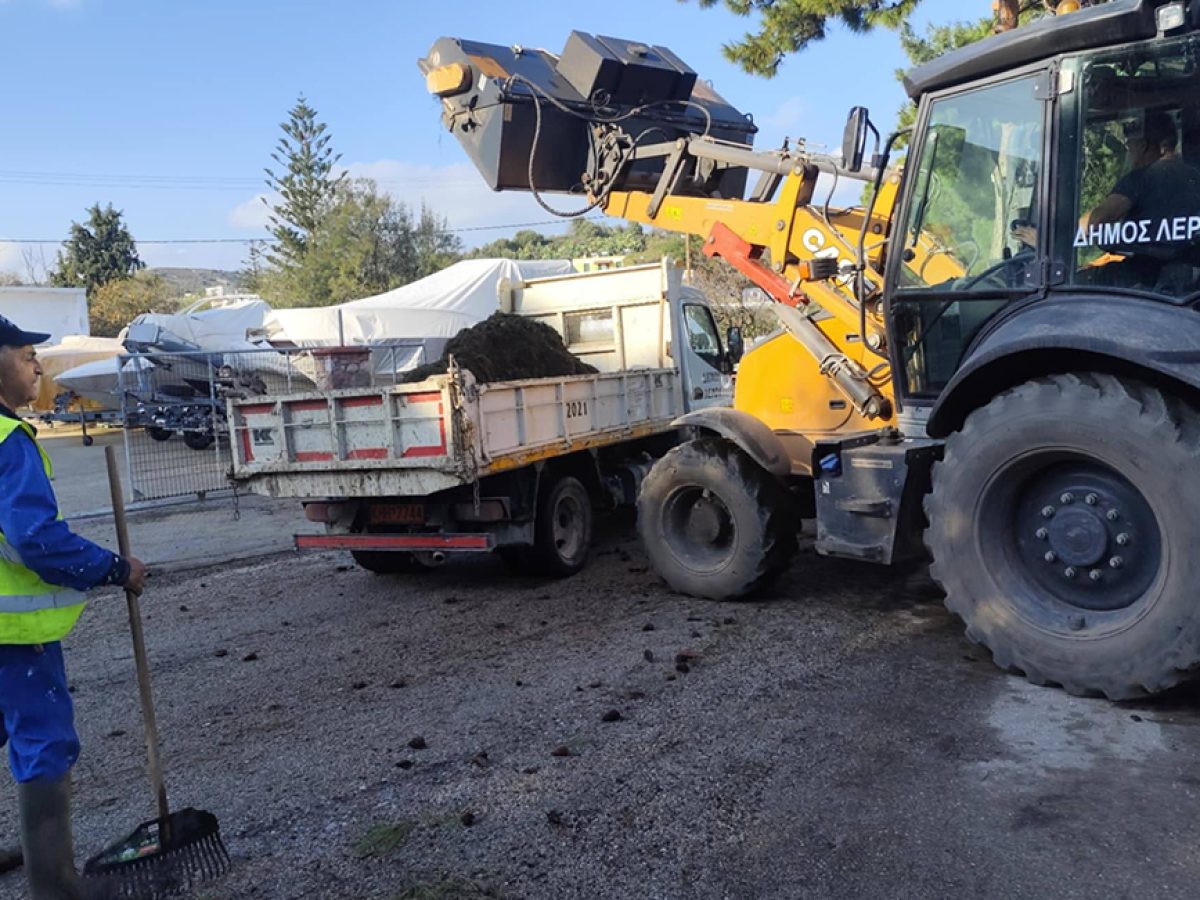 Εργασίες καθαρισμού για να φύγει ότι έμεινε από τη χθεσινή χαλαζόπτωση στη Λέρο