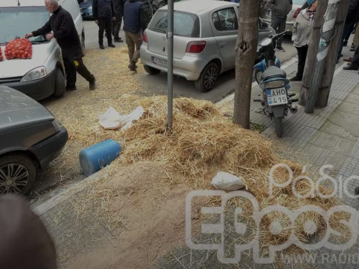 Έριξαν σανό στα βουλευτικά γραφεία του Έβρου οι αγρότες