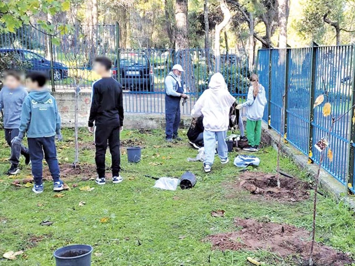 Εθελοντές Πολιτικής Προστασίας και μαθητές σε κοινή δράση για το περιβάλλον