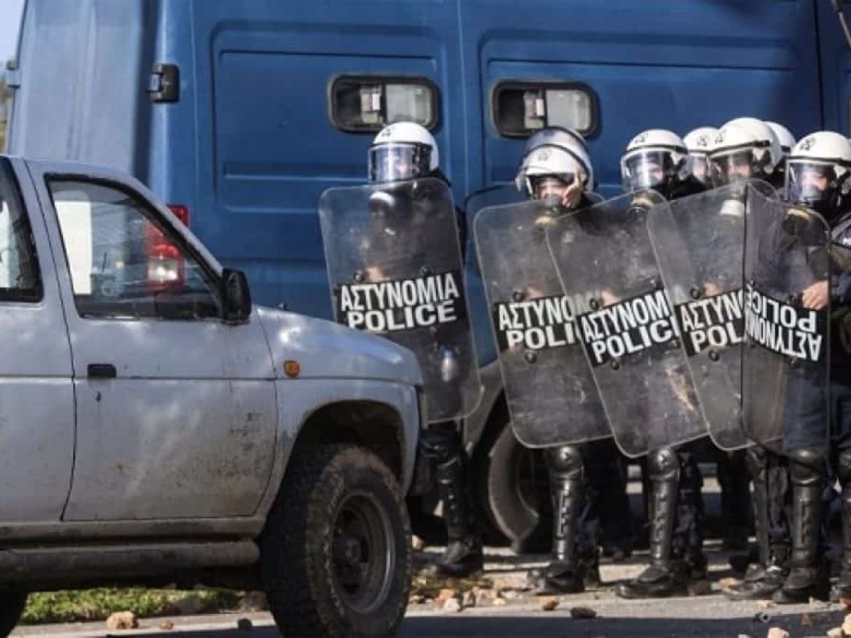 Έξαλλοι αστυνομικοί που μετακινούνται στην Λάρισα μέσα στις γιορτές