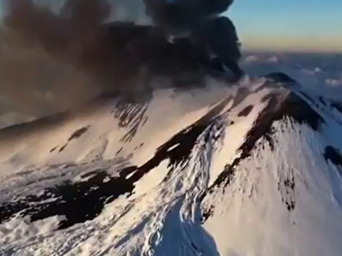 Εξερράγη το ηφαίστειο Αίτνα στη Σικελία – Δείτε εντυπωσιακές εικόνες