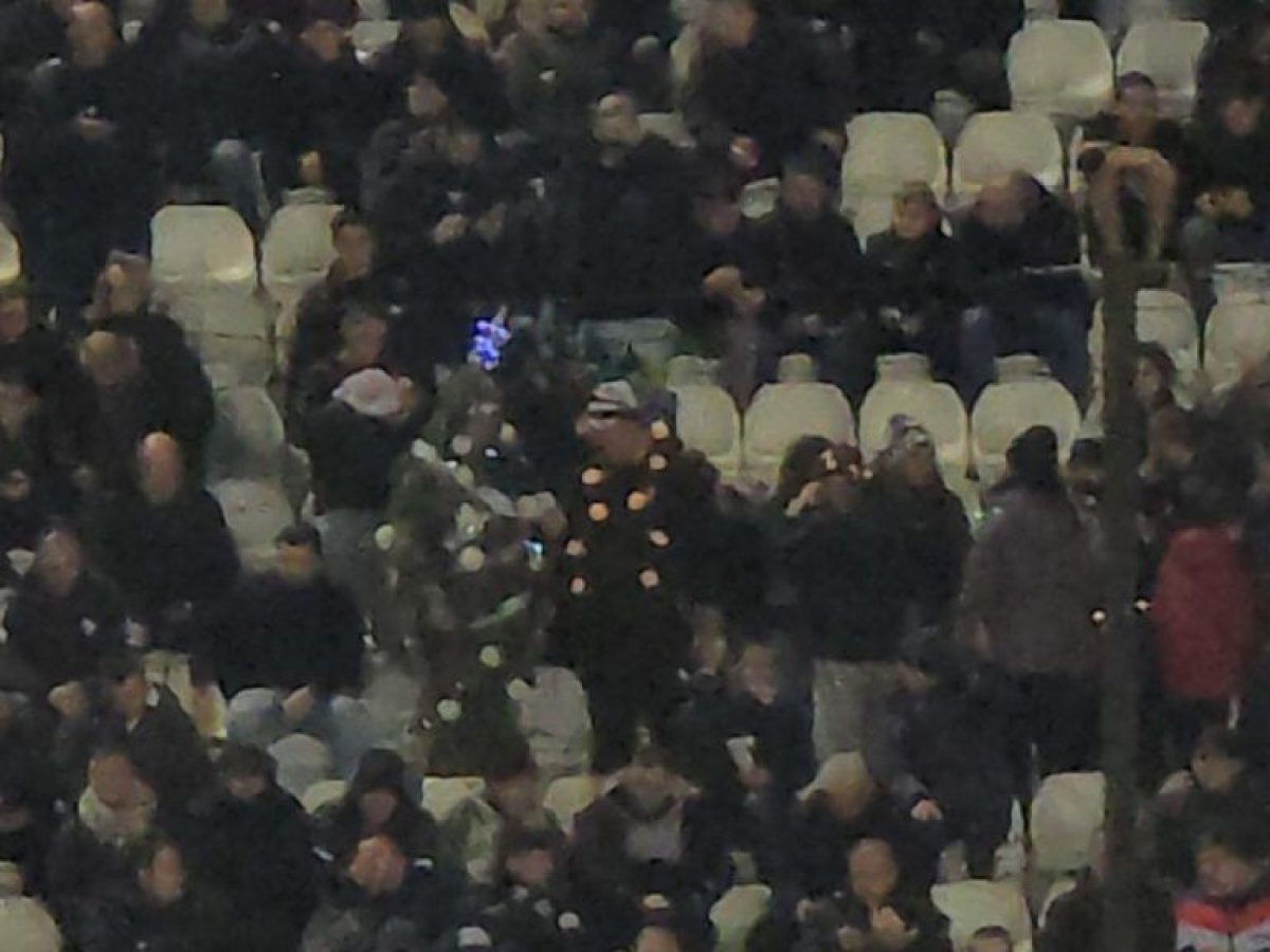 Φίλαθλοι του ΠΑΟΚ ντύθηκαν… χριστουγεννιάτικο δέντρο στην Τούμπα! (VIDEO)