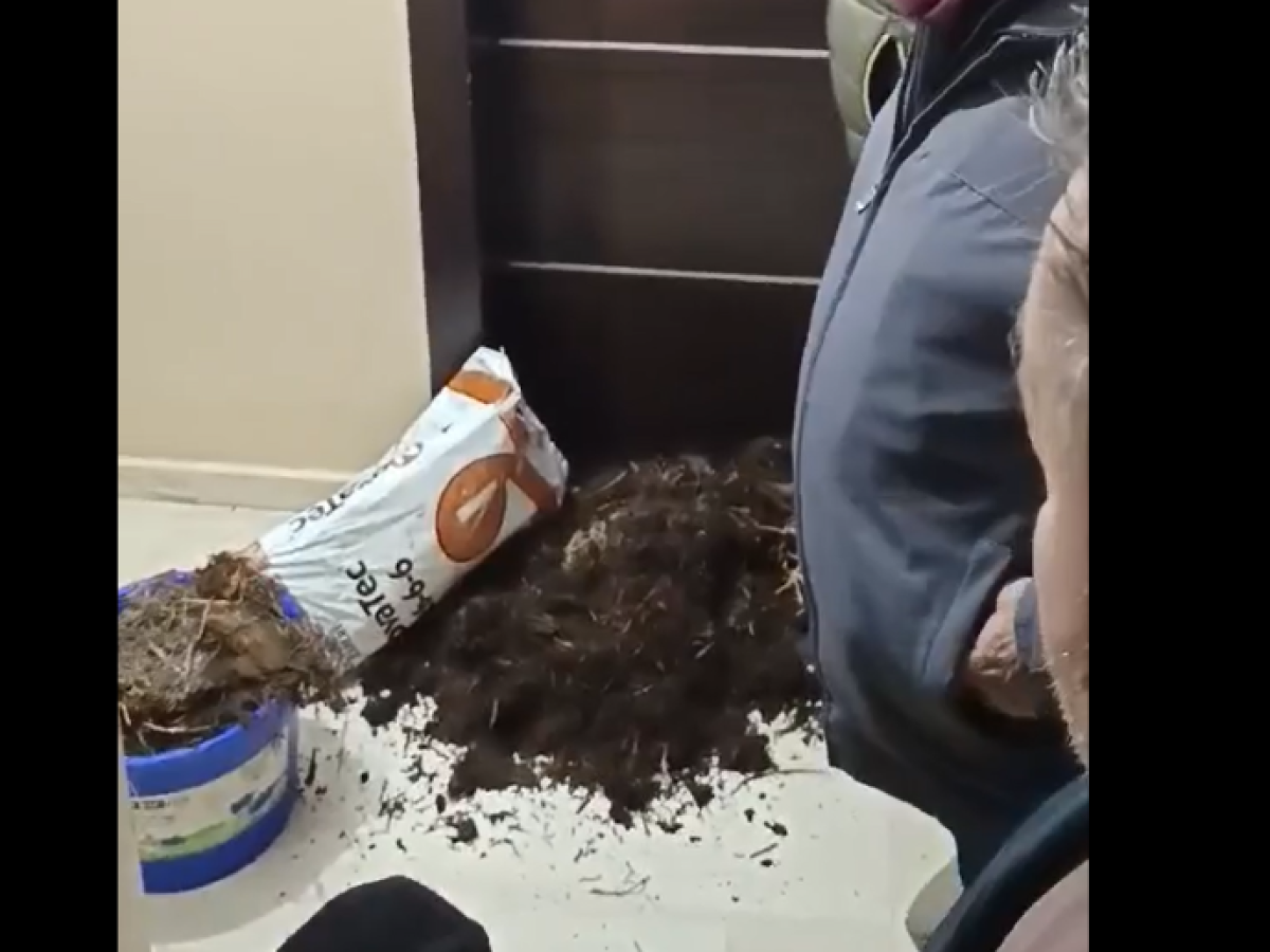 Φλώρινα: Αγρότες πέταξαν άχυρο και κοπριά έξω από το γραφείο του Βουλευτή της ΝΔ, Σταυρού Παπασωτηρίου