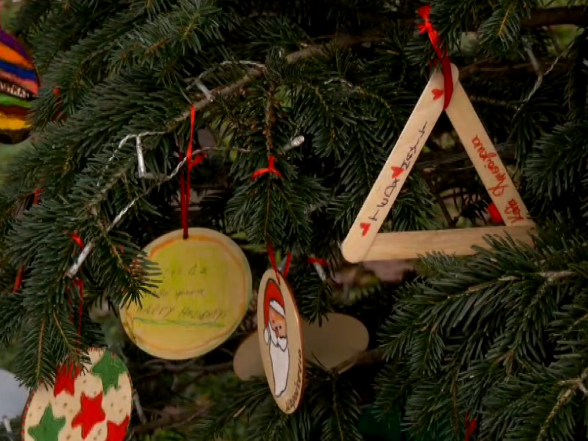 Φως, μουσική, χαρά και έθιμα που αναβιώνουν σε κάθε γωνιά της χώρας