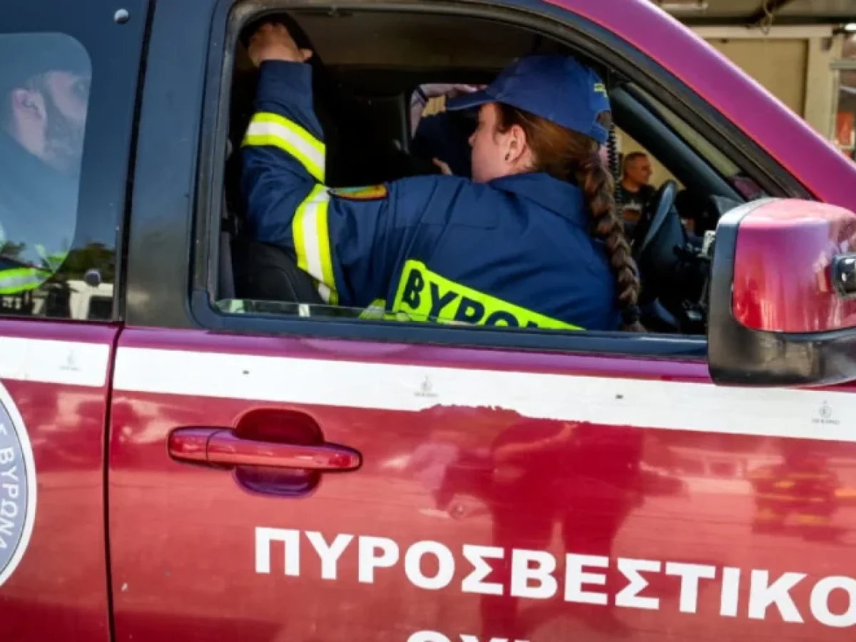 Φωτιά σε οικόπεδο με απορρίμματα στη Μίκρα – Στο σημείο επιχειρούν 20 πυροσβέστες