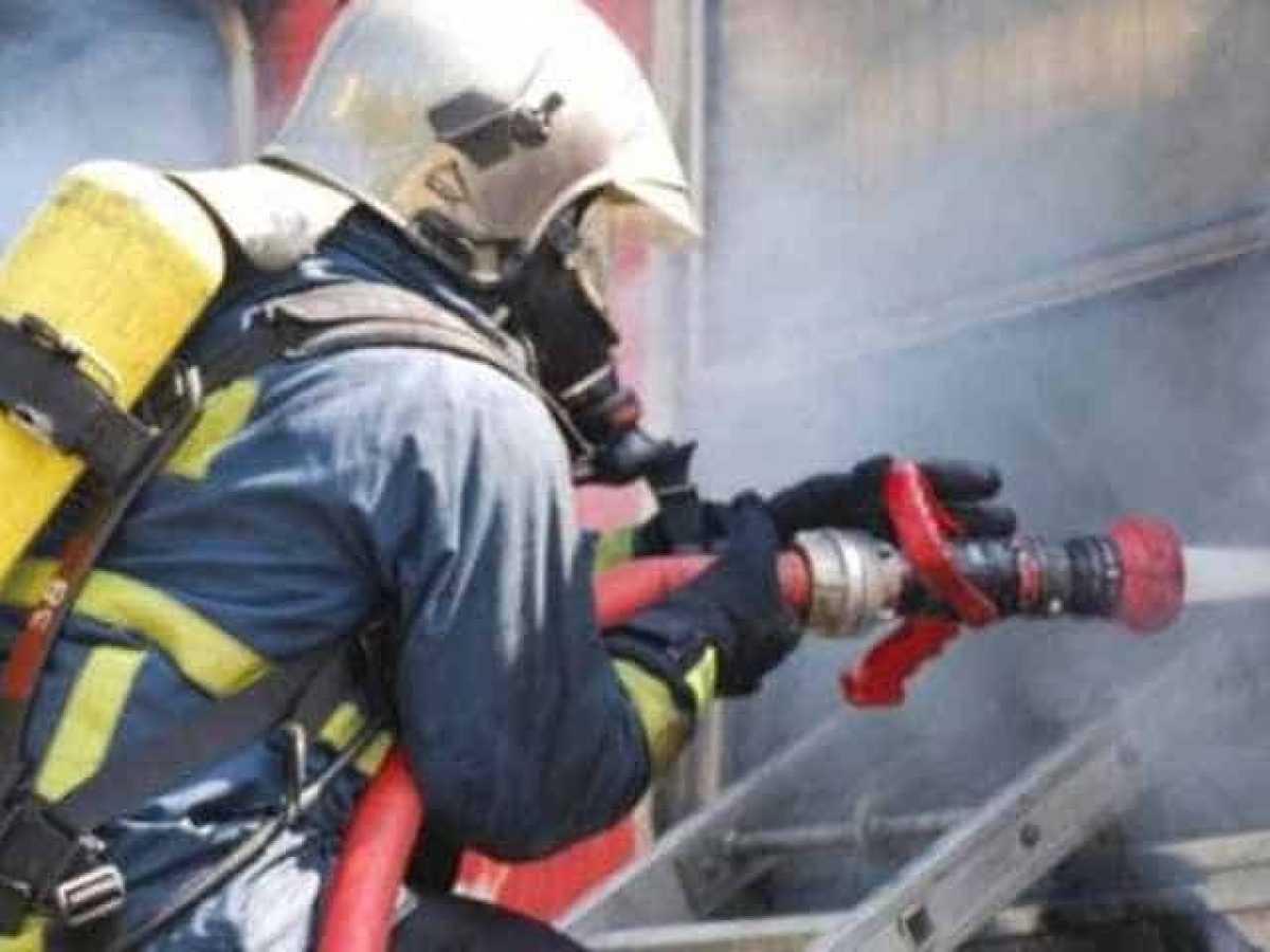 Φωτιά σε κατάστημα στο Λουτράκι – Υπέστη σοβαρές υλικές ζημιές