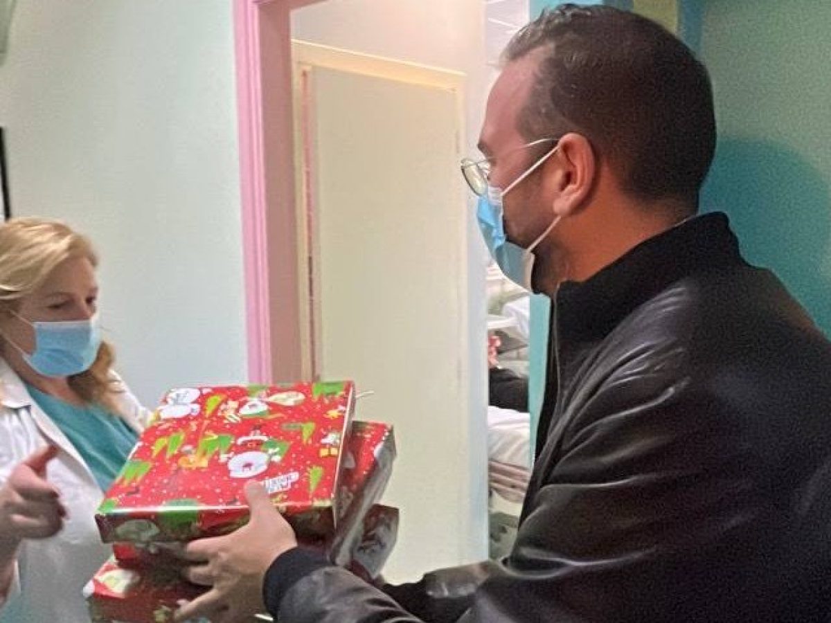 Για ευχές και δώρα στο Καραμανδάνειο Νοσοκομείο ο Νεκτάριος Φαρμάκης