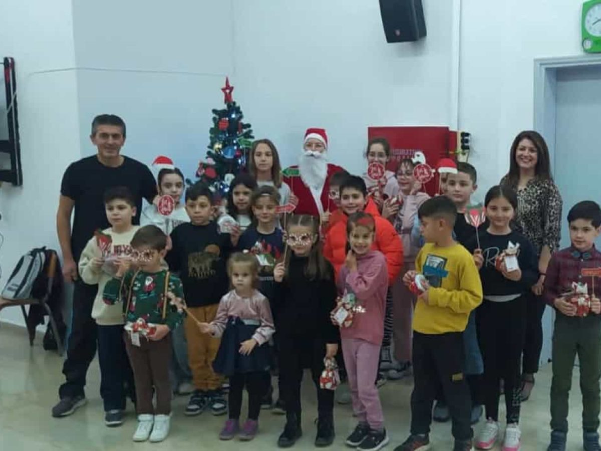 Για τις γιορτινές μέρες που έρχονται ο Πολιτιστικός σύλλογος “ΑΠΕΙΡΩΤΑΝ” χάρισε λίγη χαρά στους μικρούς μας χορευτές με μικρά δωράκια και πολλά χαμόγελα