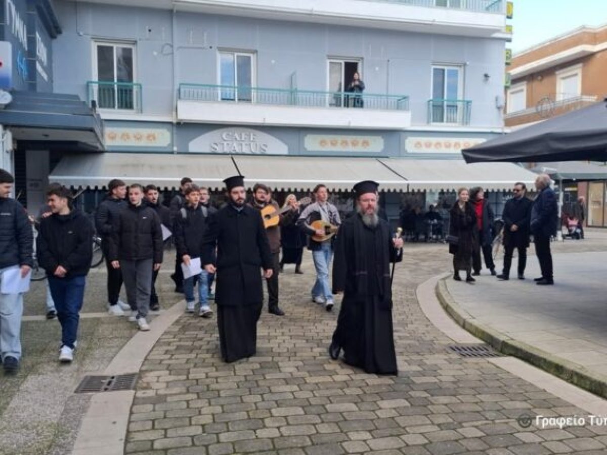 Γιορτινή ατμόσφαιρα στο Μεσολόγγι με κάλαντα και ευχές του Μητροπολίτη Δαμασκηνού