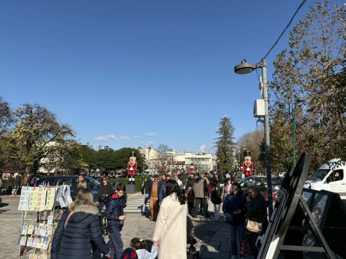 Γιορτινή κοσμοσυρροή στα Τρίκαλα τη δεύτερη ημέρα μετά τα Χριστούγεννα