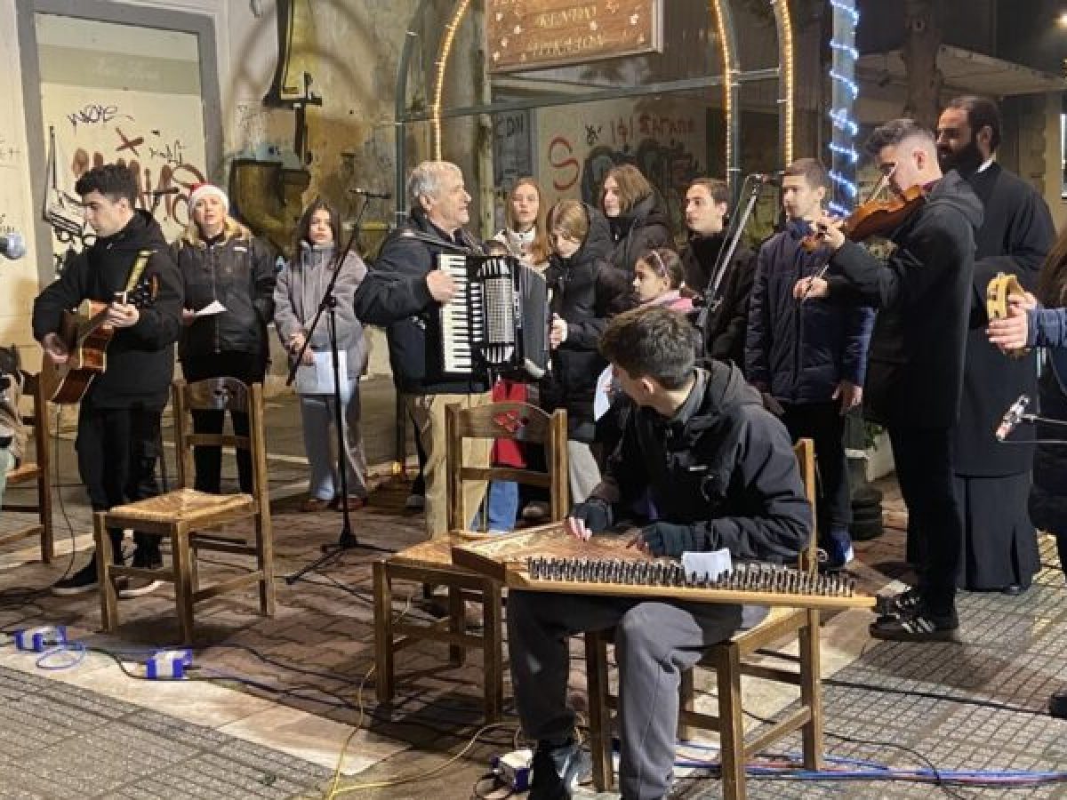 Γιορτινή νότα στην καρδιά της παλιάς αγοράς των Τρικάλων