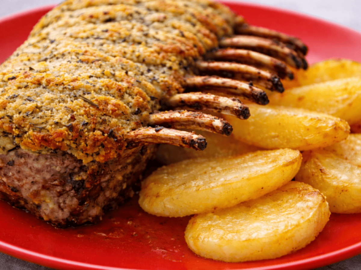 Γιορτινή συνταγή για κατσικάκι φούρνου με κρούστα γιαουρτιού – Ύμνος στην ελληνική κουζίνα