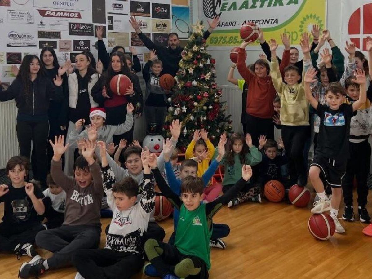 Οι ακαδημίες της ΚΑΕ Παραμυθιά στόλισαν το Χριστουγεννιάτικο Δέντρο τους